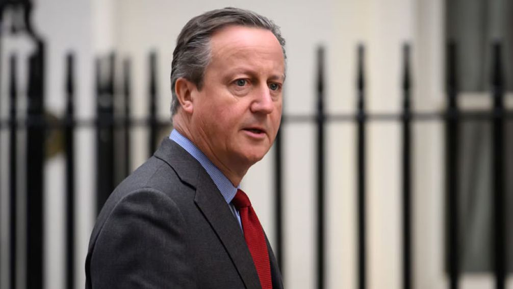 En Malvinas, Cameron dijo que espera que las islas sean británicas "posiblemente para siempre"