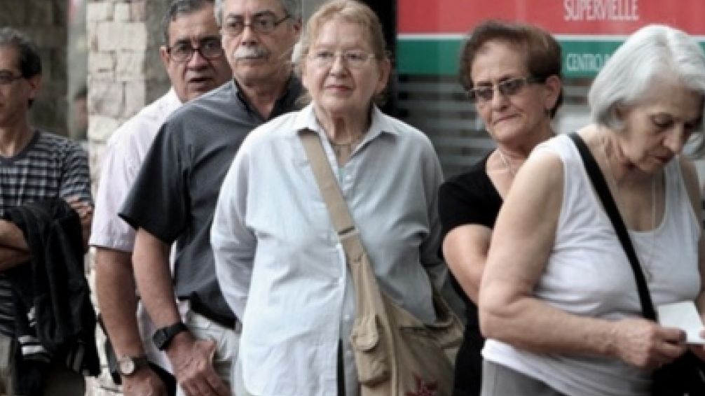 Disponen aumento de las jubilaciones en un 27,18 por ciento a partir de marzo