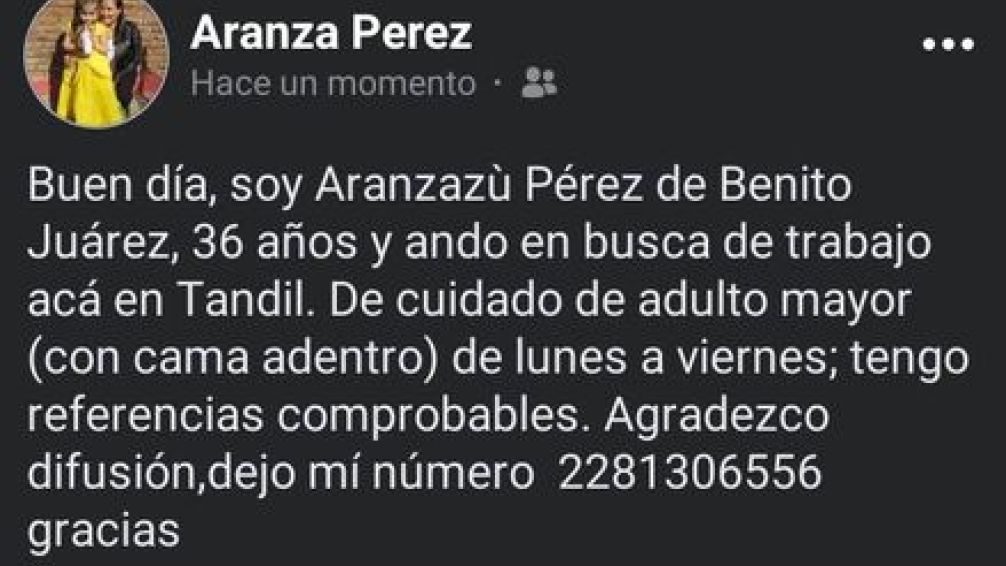 Una joven busca empleo 