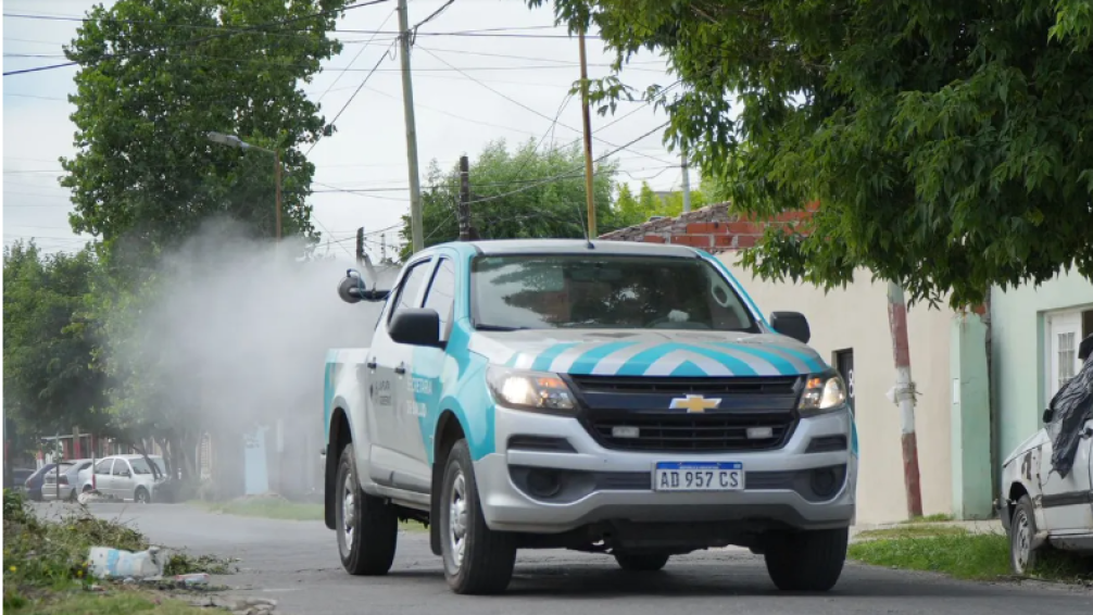 Municipio de La Plata fumiga en los barrios y entrega repelente gratuito 