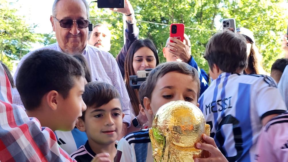 Ya se exhiben las Copas que tantas alegrías nos dieron