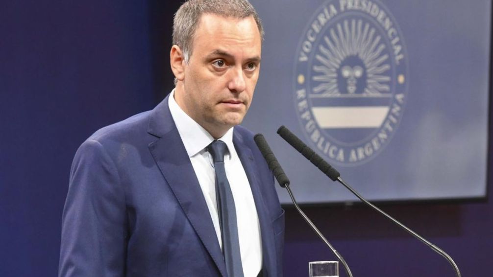 Adorni: "Amenazar con cortar el combustible es una extorsión a todos los argentinos"