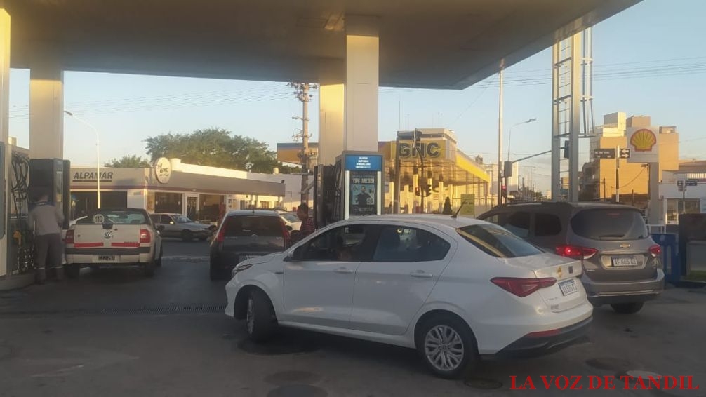 El viernes aumentará el combustible y volvieron las colas en Tandil 