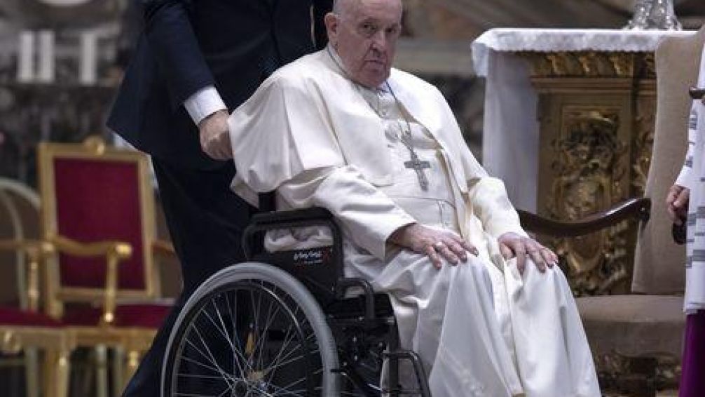 El Papa fue trasladado a un hospital de Roma para someterse a exámenes médicos por una gripe