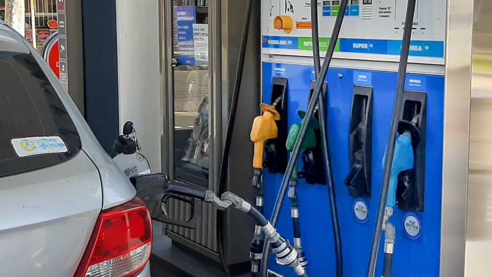 Estacioneros afirman que el combustible aumenta por la restitución de un impuesto