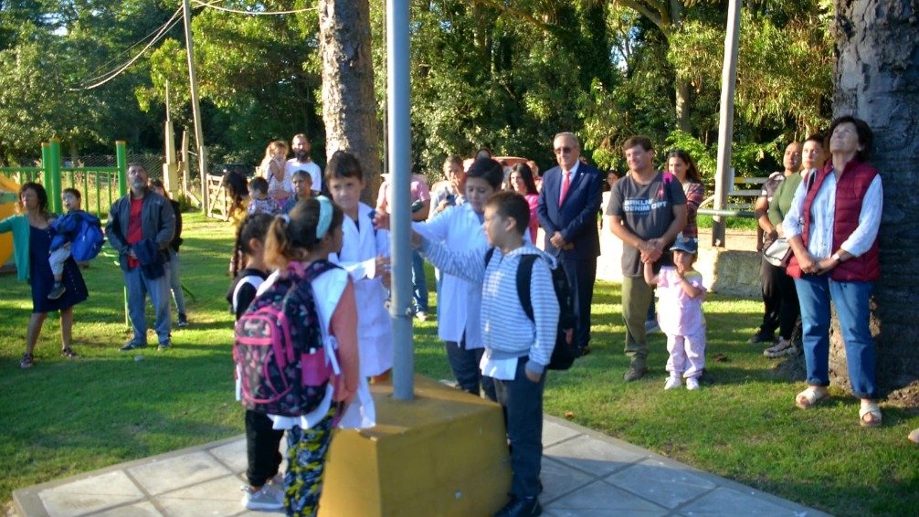 Lunghi participó de la apertura del ciclo lectivo en la Escuela 33 de La Porteña