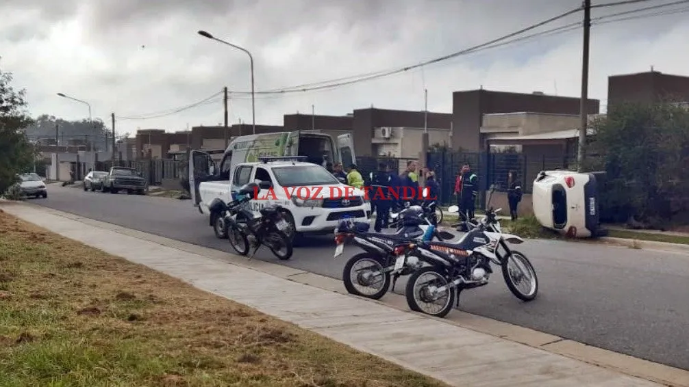 Un hombre resultó herido tras volcar su auto