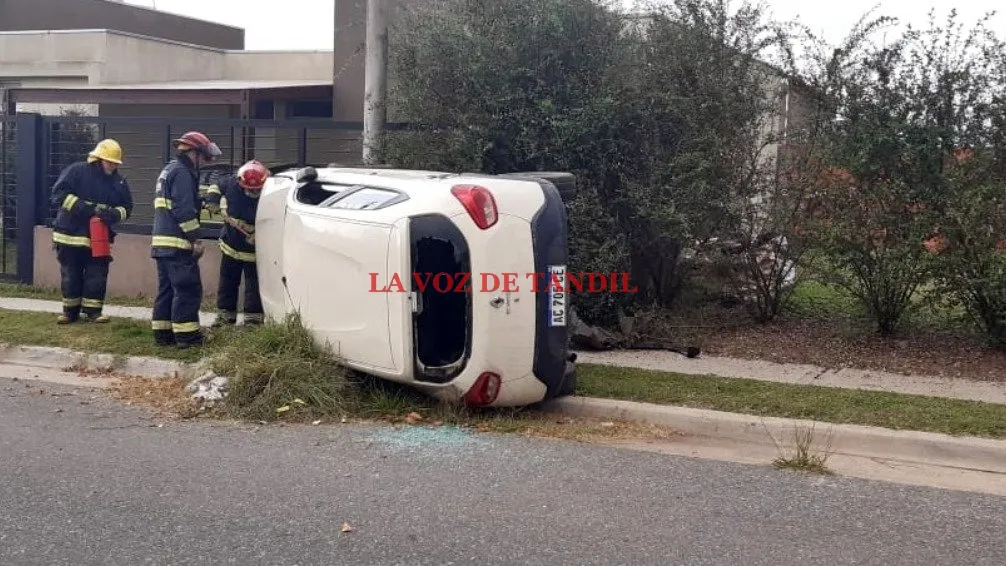 Un hombre resultó herido tras volcar su auto