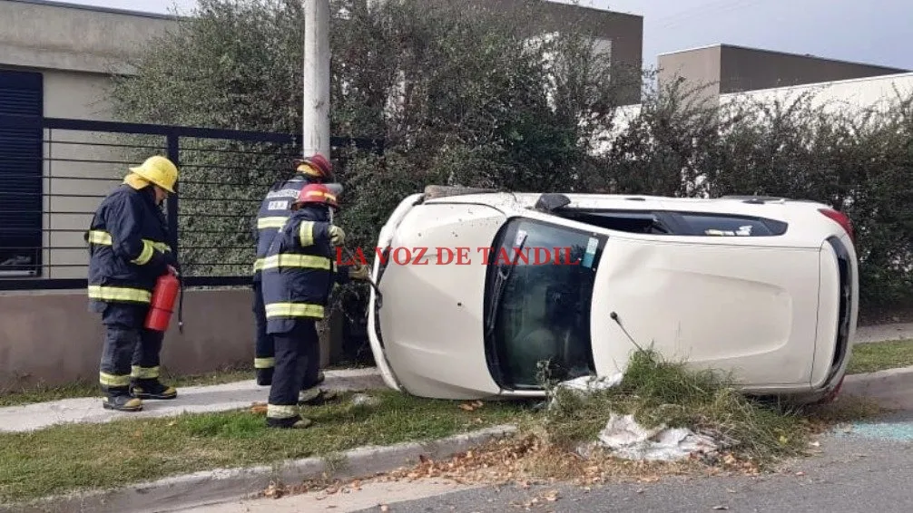 Un hombre resultó herido tras volcar su auto