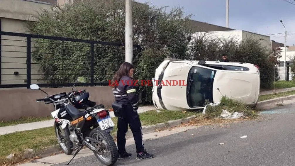 Un hombre resultó herido tras volcar su auto