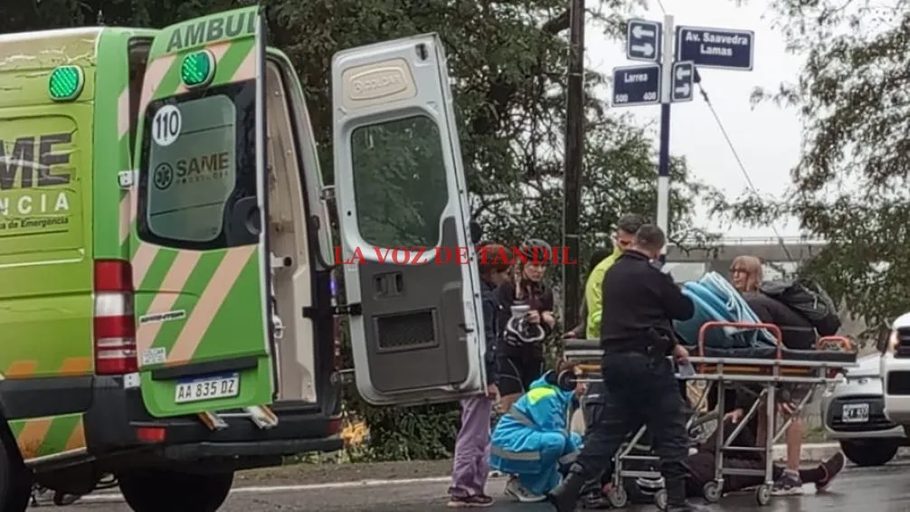 Ciclista hospitalizada tras caer al asfalto en Saavedra Lamas y Larrea 