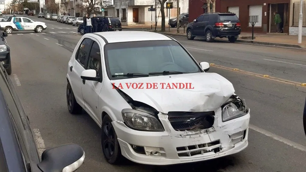 Choque frontal en Avenida Marconi y Roca tras mala maniobra de uno de los conductores