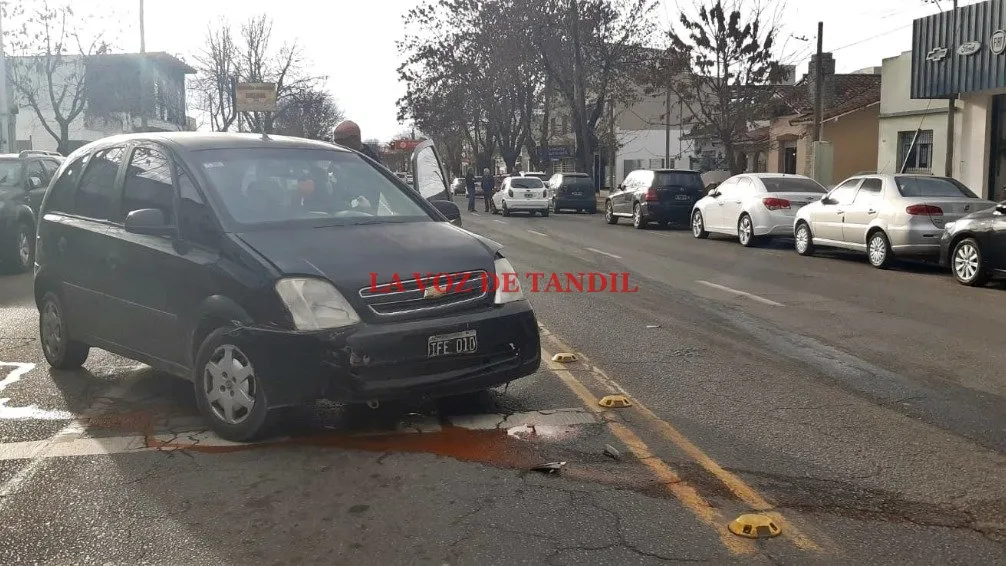 Choque frontal en Avenida Marconi y Roca tras mala maniobra de uno de los conductores