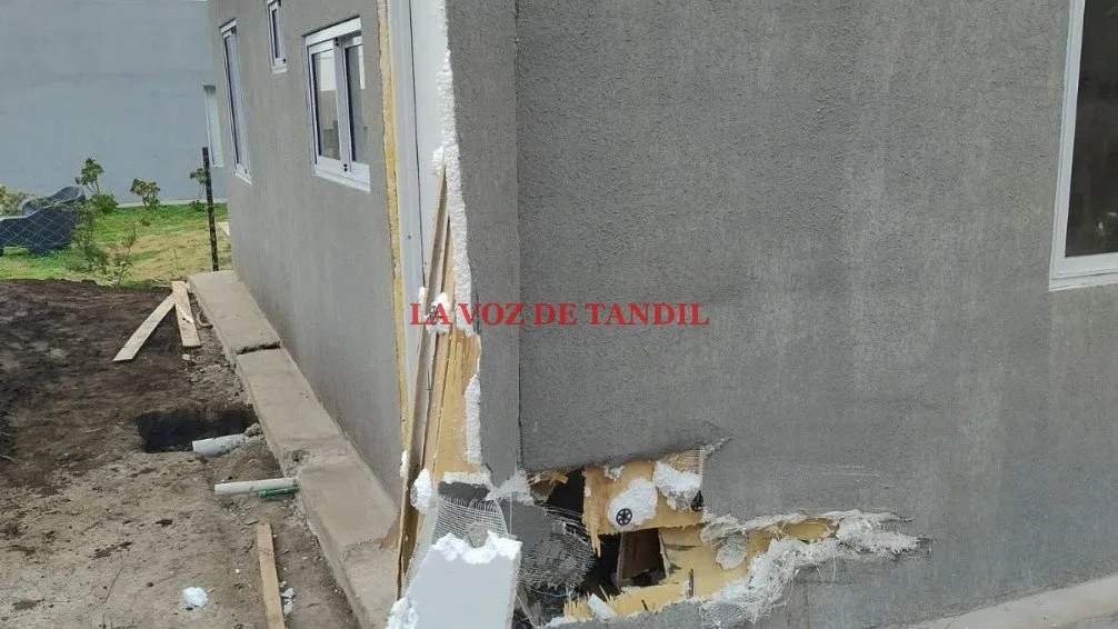 Vehículo con conductor alcoholizado terminó dentro de una pileta 