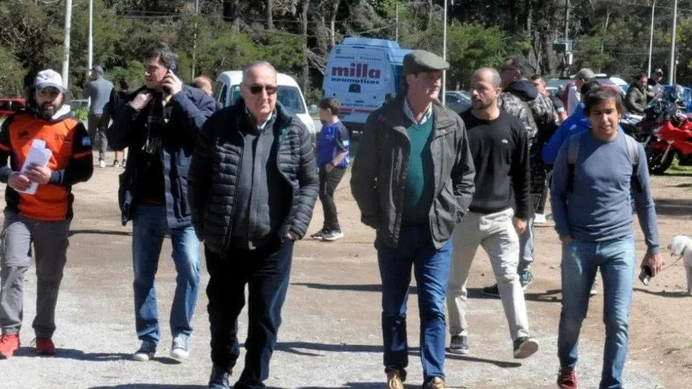 El Intendente, secundado por Juan Pablo Frolik y Pablo Civalleri, más atrás Miguel Lunghi (H) y Matías Martínez Marini. 