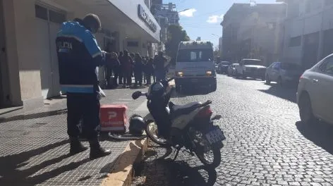Hace minutos: un alumno de 13 años embestido por una moto en Chacabuco al 300 