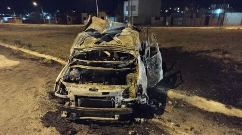 Buscan al propietario de un auto que apareció incendiándose en Movediza